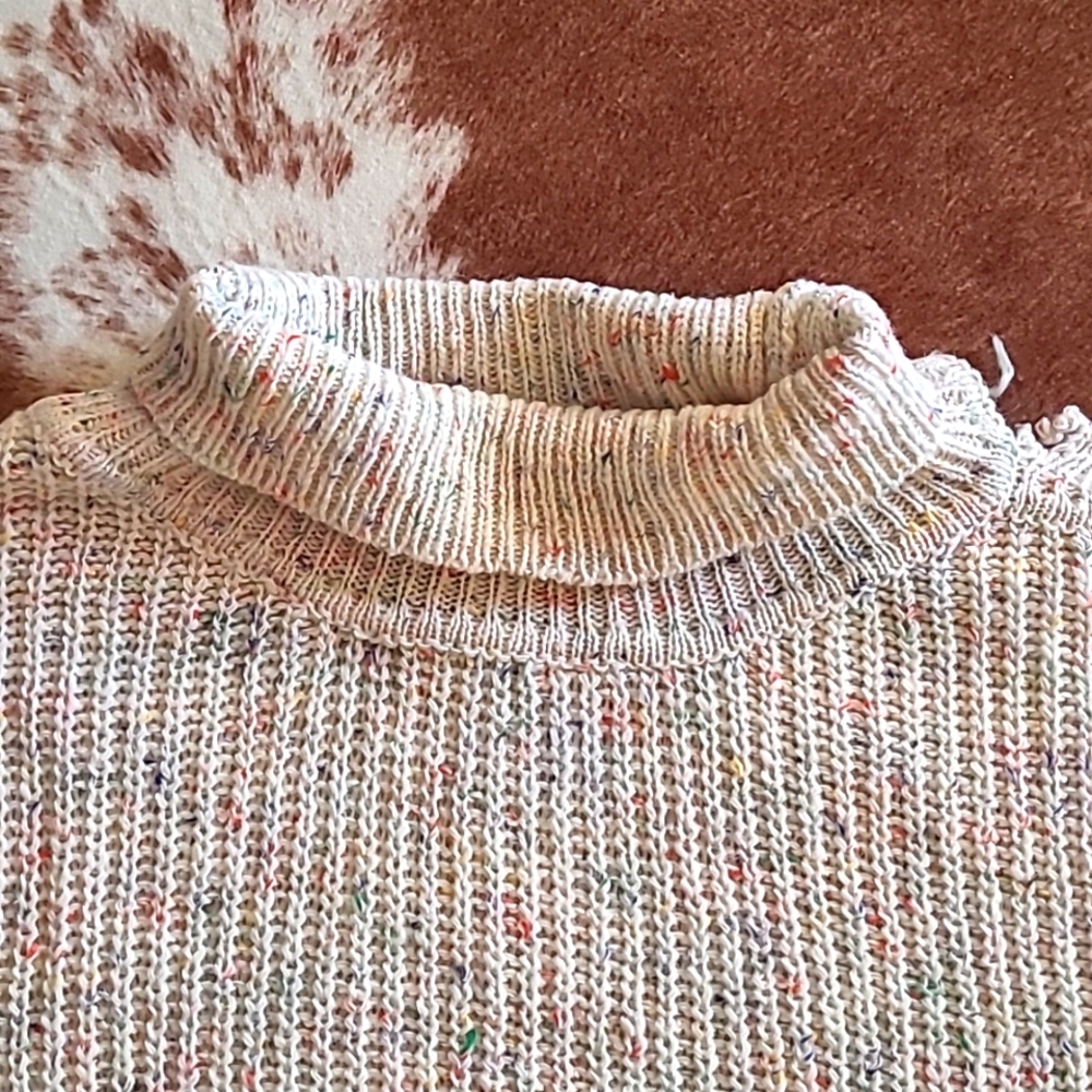 ⭐ $5 ⭐ Destroyed/Frayed Cream Turtleneck Sweater Size Medium - Picture 3 of 10